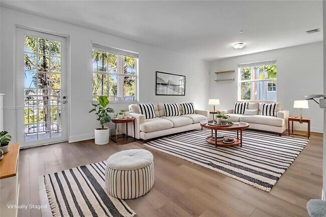 Photo - 1332 SW 2nd Ct Unidad TOWNHOUSE