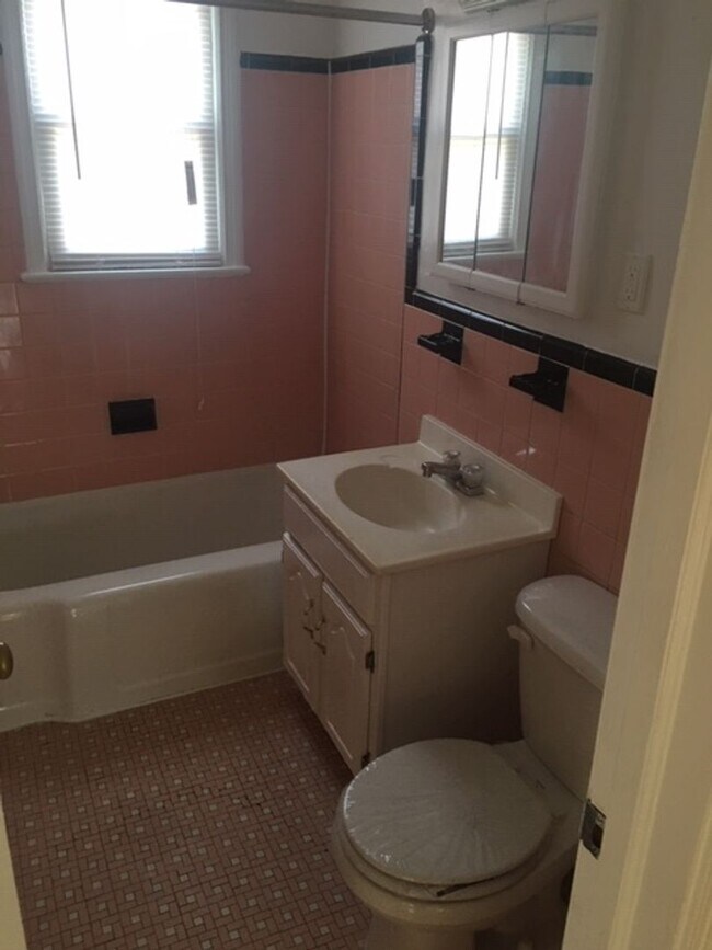 556 49th Pl NE