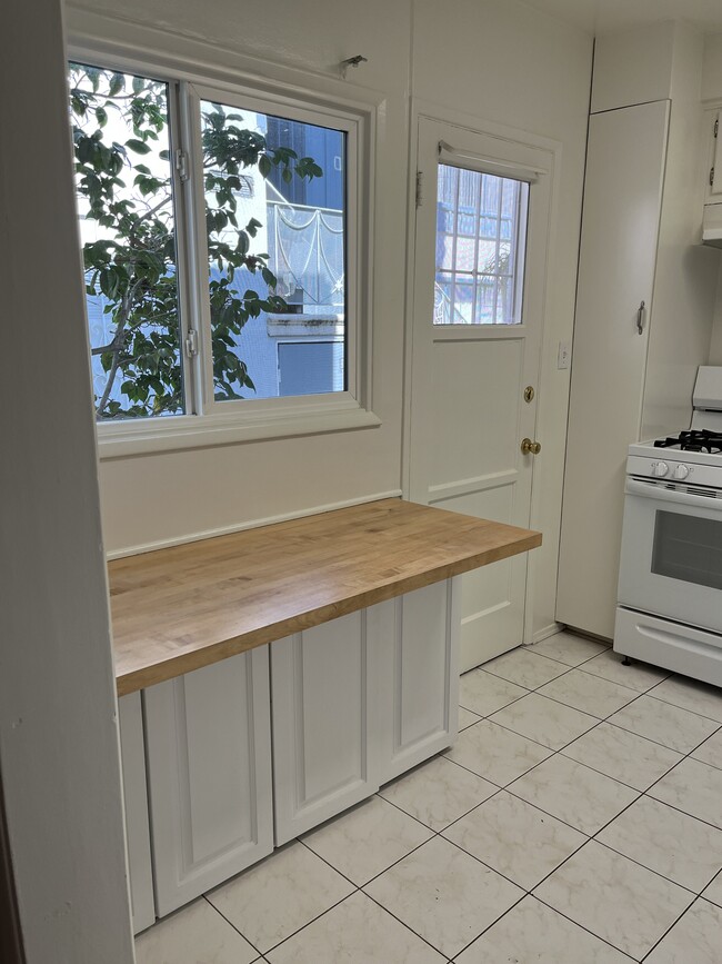 Photo - 5319 Radford Ave Unit 5