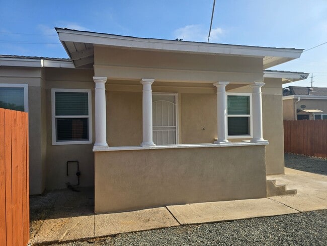 Building Photo - Large 2 bed 1 Bath House