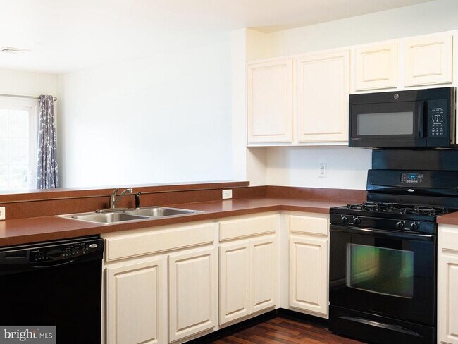 Photo - 112 Hawk Ct