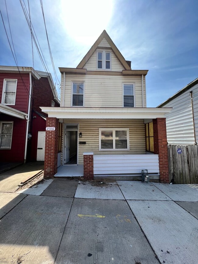 Building Photo - Updated 3BR house with multi-car off street parking!