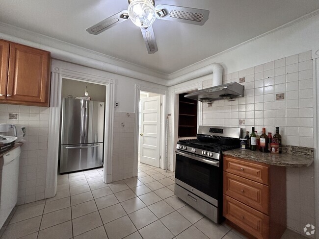 Building Photo - 108 Brooks St Unit 1 Rental