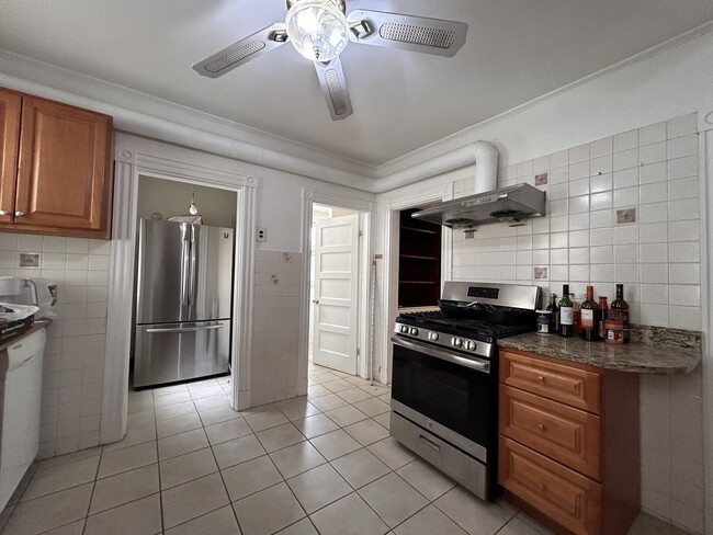 Building Photo - 108 Brooks St Unit 1 Rental
