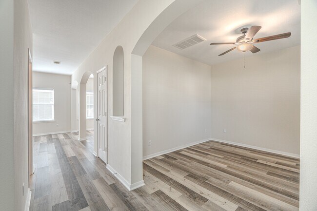 Photo - 20702 Settlers Lake Cir N