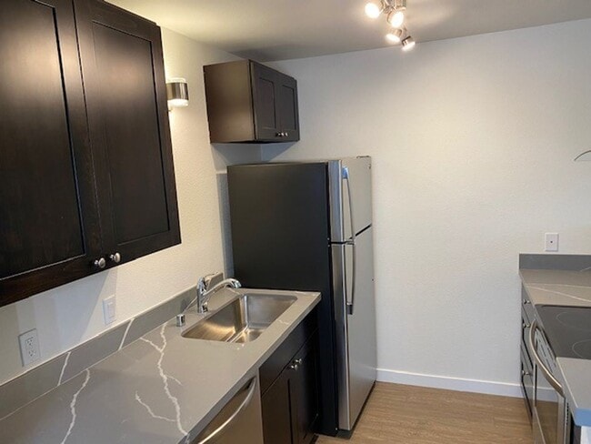 Photo - Updated 2bed/1bath Apartment in Redmond! Unit C1