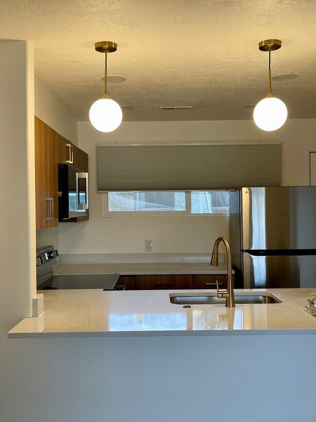 Building Photo - 2 Bedroom/1 Bathroom Condo in Midvale Unit 20