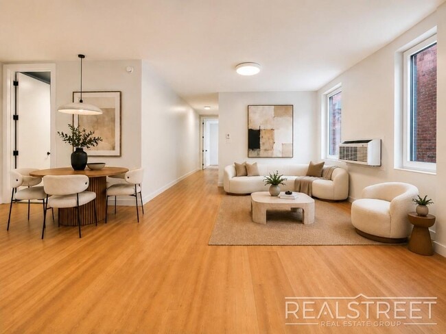 Building Photo - Three Bed Two Bath with Balcony!