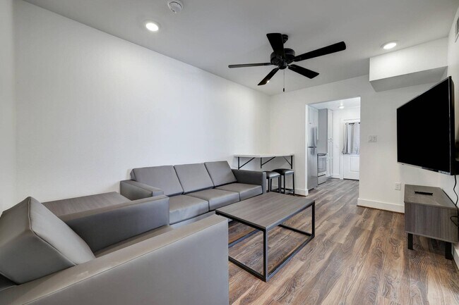 Photo - 2419 Shakespeare St