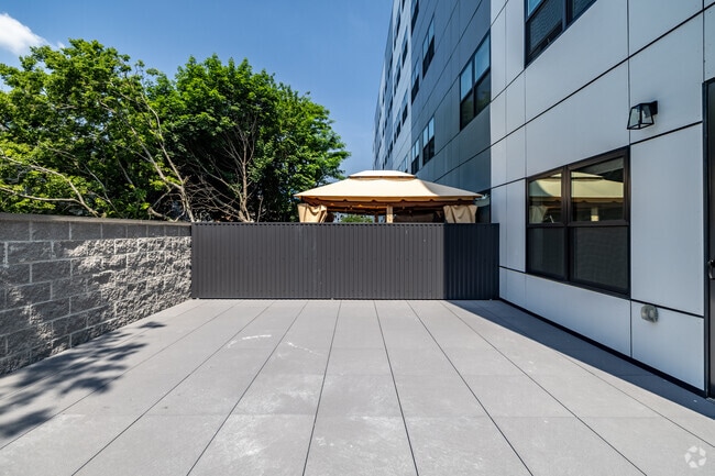 2BR, 1BA - 769SF - Terrace