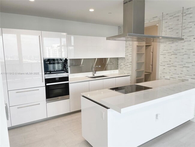 Building Photo - 1000 Brickell Plaza Unit PH5405