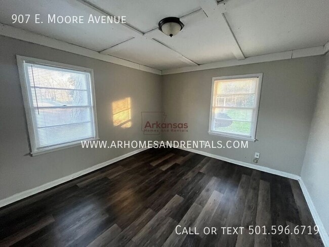 Photo - 907 E Moore Ave