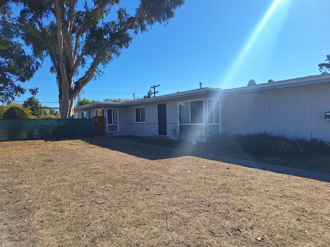 Front area leading to Back duplex - 4039 Clairemont Mesa Blvd Casa