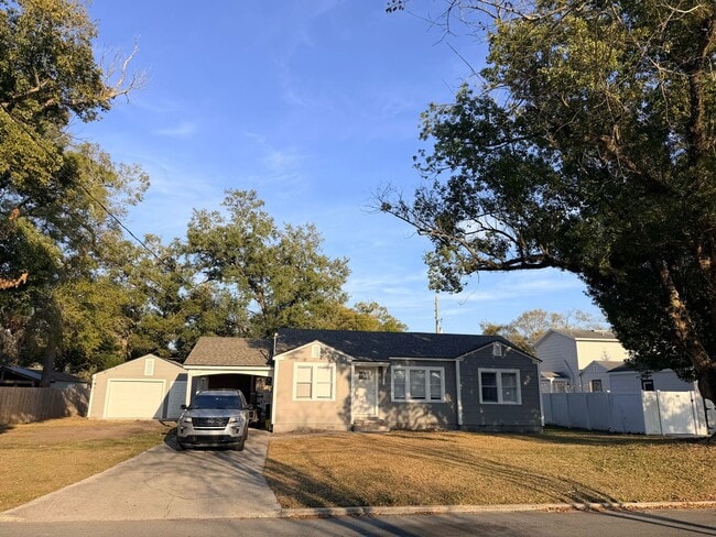 Photo - 831 Floral Dr