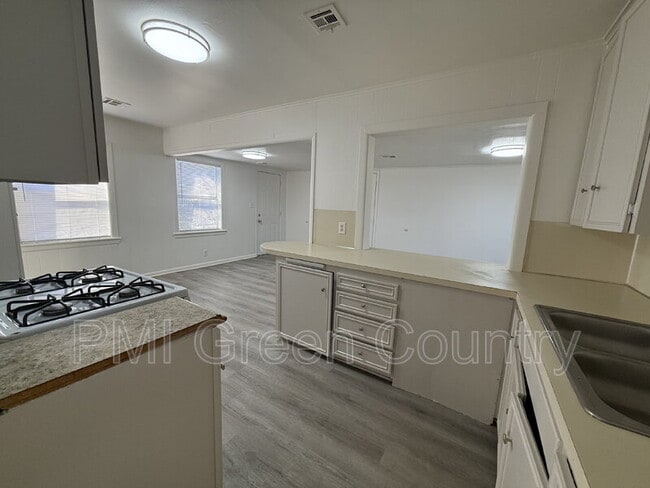 Photo - 337 W 47th St N