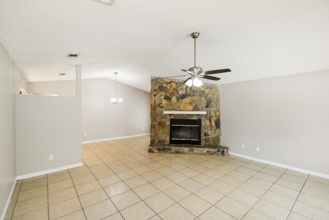 Photo - 1834 Manitoba Ct N