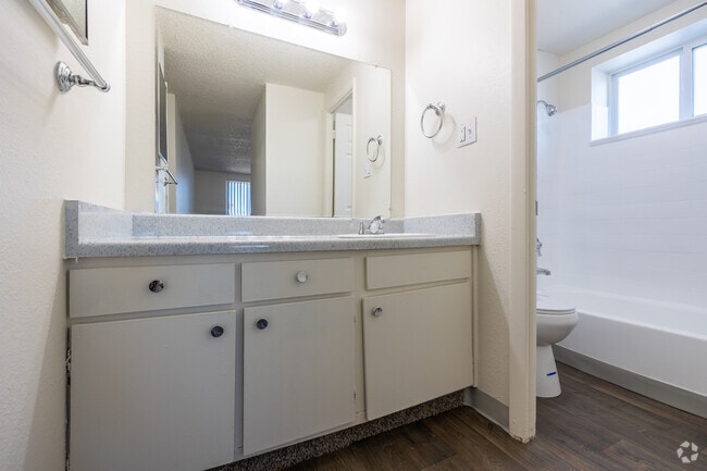 2BR, 2BA - 845SF - Primary Bathroom