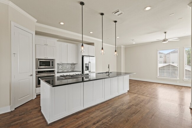 Photo - 906 W 17th St Unidad E