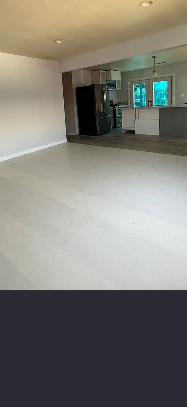 Photo - 8402 Slater Ave