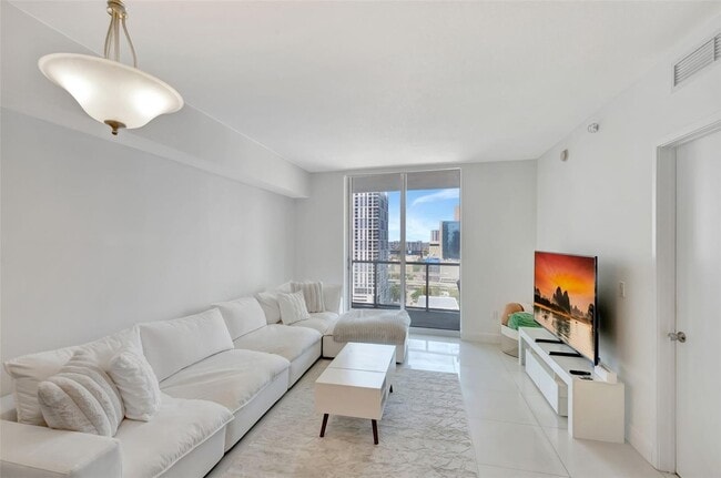 Building Photo - 185 SW 7th St Unit 2303