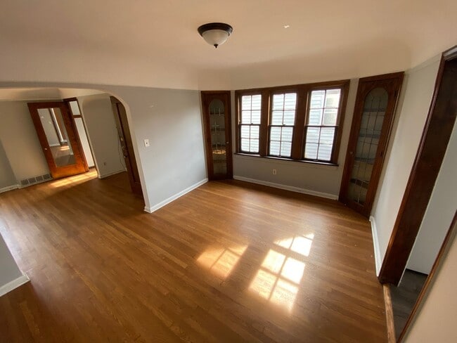 Building Photo - Gridley3718 Unit Up