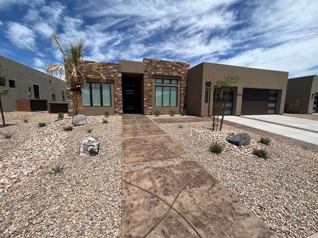 Building Photo - Beautiful 4 Bedroom, 4 Bathroom Home in Th...