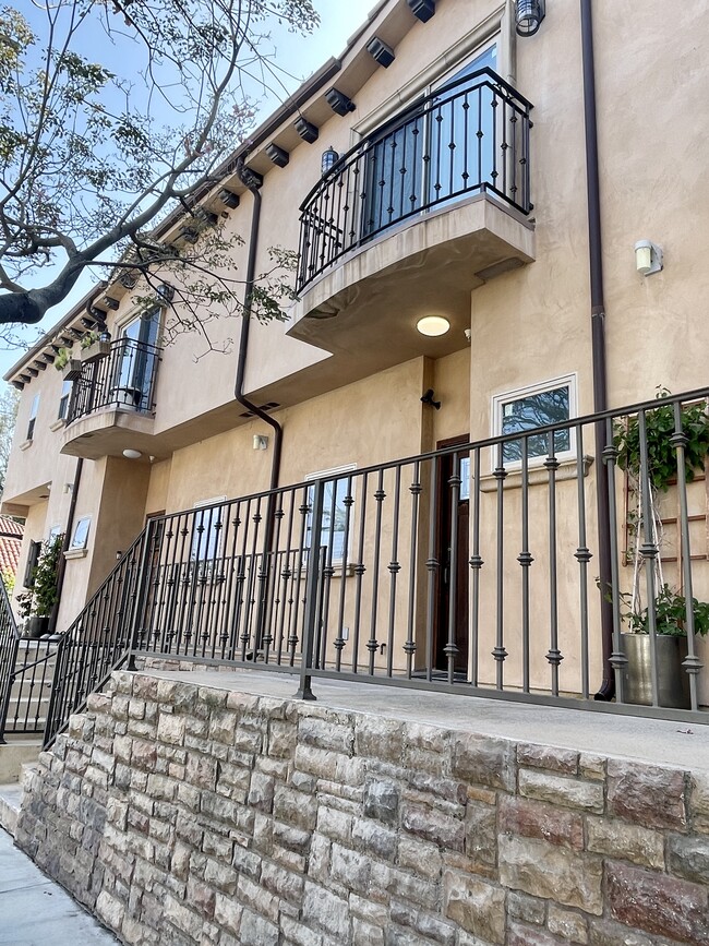 Photo - 14702 Magnolia Blvd Townhome