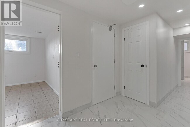 Photo - 2724 Lake Shore Blvd W