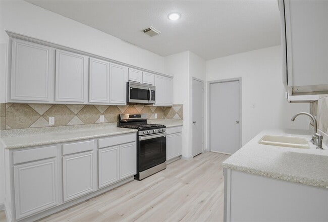 Building Photo - 6627 Stonecross Creek Ln Rental