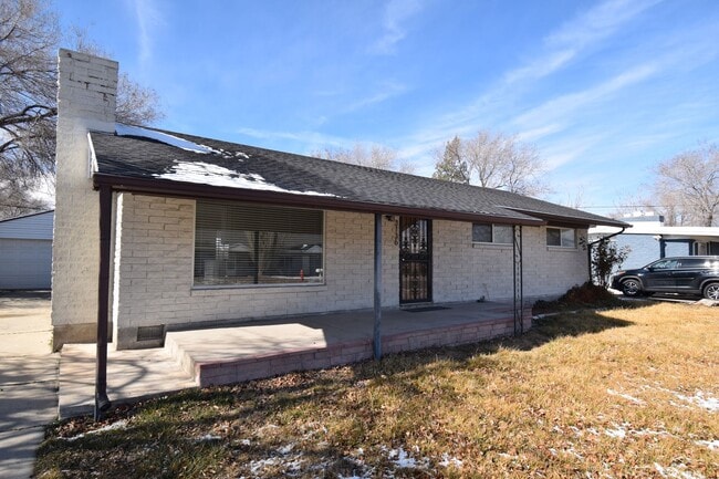 Building Photo - Updated and Charming 3 Bed Home with Fiber Internet & New Appliances!!!
