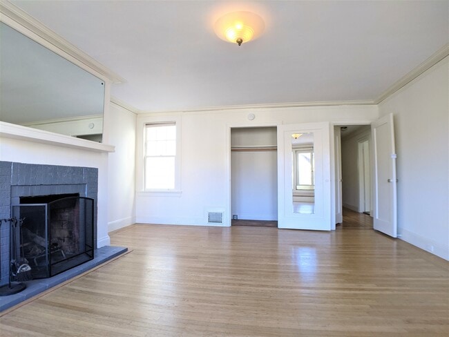 Photo - 2128 Bay St