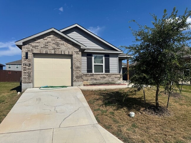 Building Photo - Ready for Move In - Modern 1 Story 3/2 - E... Rental