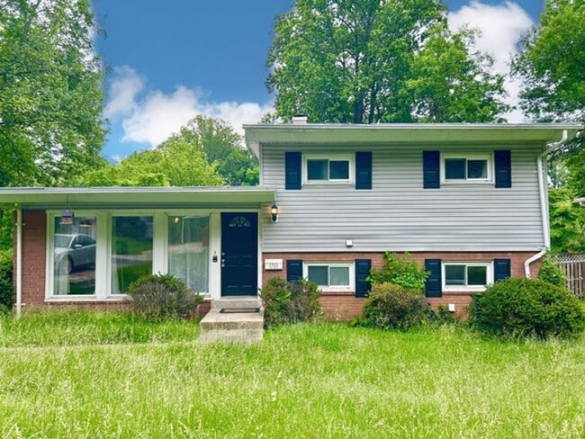 Photo - 1710 Tweed St House
