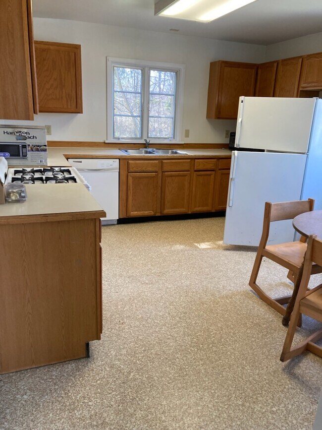 Kitchen - 931 E State St Unit Apt#1