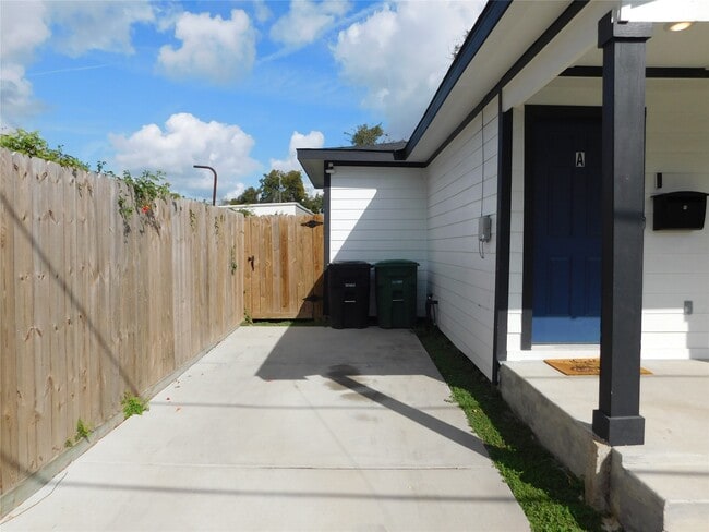 Photo - 7109 Avenue L