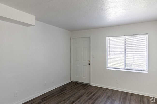 2 BR, 1 BA
