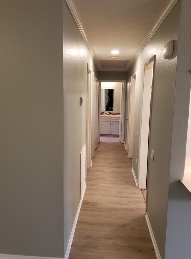 Building Photo - 10909 Glenwolde Dr Unit 909