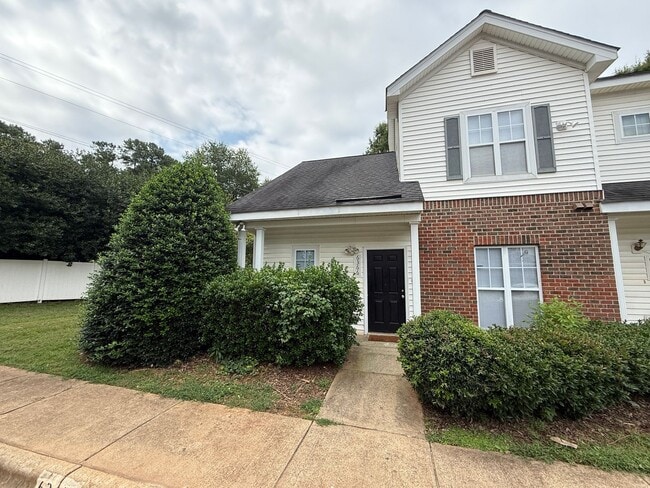 Building Photo - Beautiful End-unit townhome in university ...