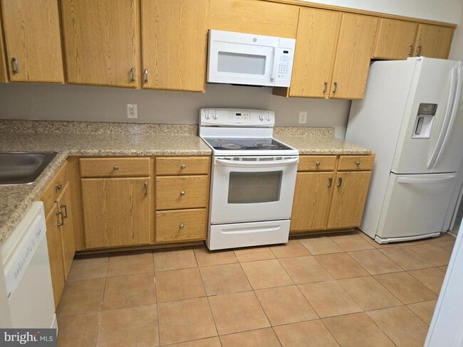 Building Photo - 5501 Seminary Rd Unit 214S