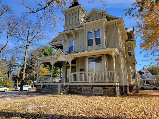 Building Photo - 2 bedroom 1 bath - available for June 1st ...