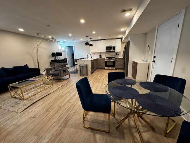 Building Photo - Discover this beautifully renovated 2BD/2B... Unit 3 Rental