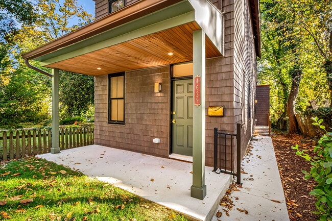 Disfrute de su café en su porche delantero cubierto. - 4629 Keswick Rd