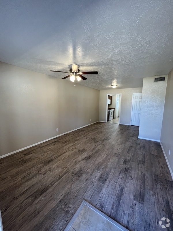 Building Photo - 910 N Park St Rental