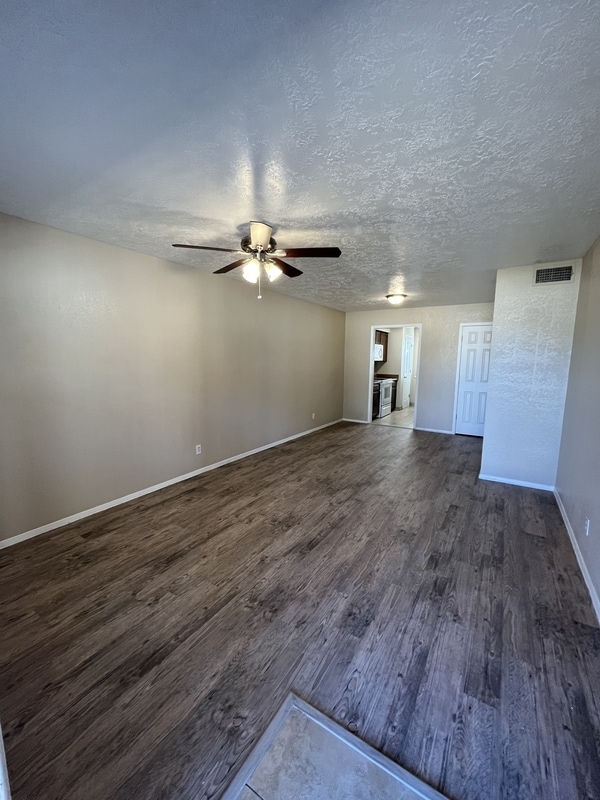 Building Photo - 910 N Park St