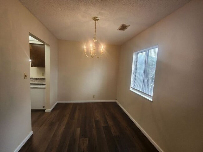 Building Photo - 2 Bedroom Apartment Across from Baesler's