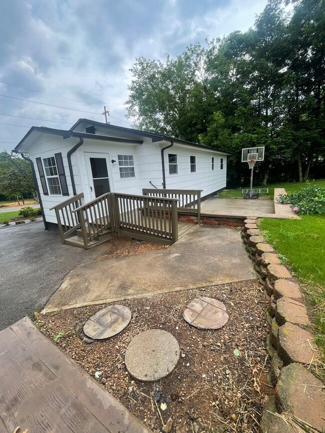 Photo - Knoxville 37923 - 2 bedroom, 1 bath home - Contact Lisa Vineyard or Shannon Russell at (865)216-9334