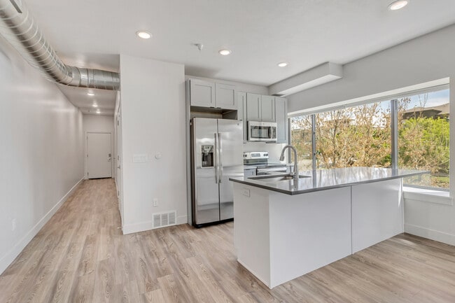 Photo - 606 W North Temple St Unidad Apt 201