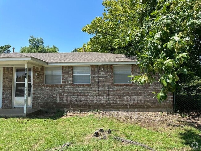 Building Photo - 3027 Clarke St Rental