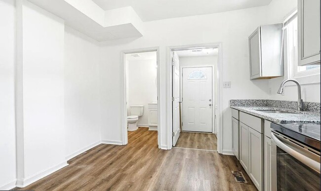Photo - 728 N Queen St