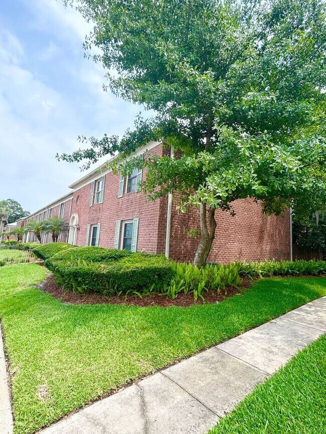 Spacious Well Appointed Studio in Lake How... Condo Unit A Condo for